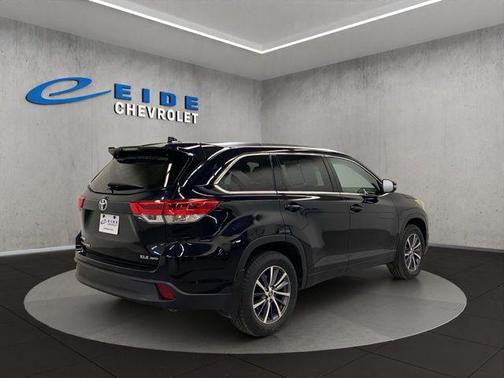 Midnight Black Metallic 2018 Toyota Highlander XLE