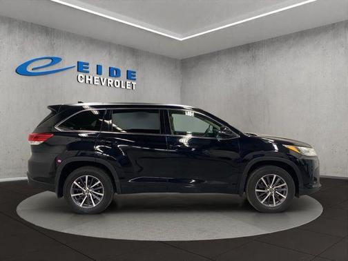 Midnight Black Metallic 2018 Toyota Highlander XLE