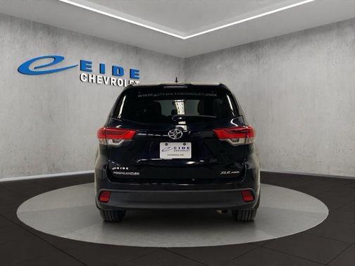 Midnight Black Metallic 2018 Toyota Highlander XLE