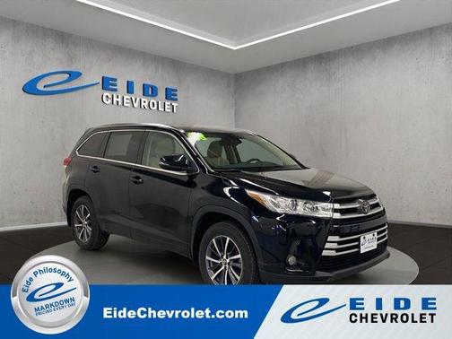 Midnight Black Metallic 2018 Toyota Highlander XLE
