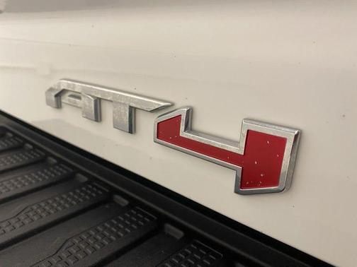 Summit White 2024 GMC Sierra 2500 AT4