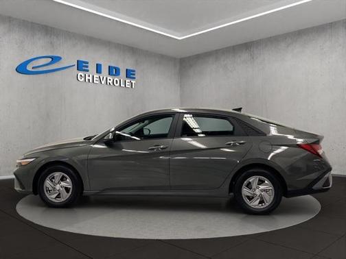2024 Hyundai ELANTRA SE