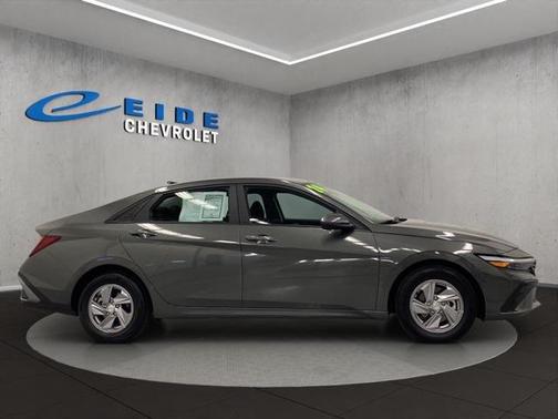 2024 Hyundai ELANTRA SE