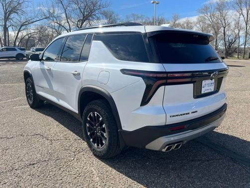 Iridescent Pearl Tricoat 2024 Chevrolet Traverse AWD Z71