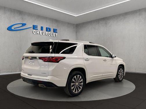 Iridescent Pearl Tricoat 2022 Chevrolet Traverse Premier