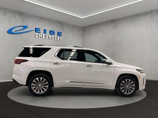 Iridescent Pearl Tricoat 2022 Chevrolet Traverse Premier