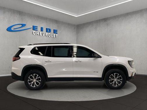 White 2024 GMC Acadia AT4