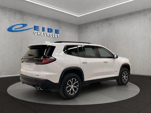 White 2024 GMC Acadia AT4