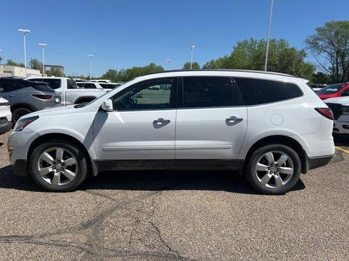 Summit White 2017 Chevrolet Traverse 1LT
