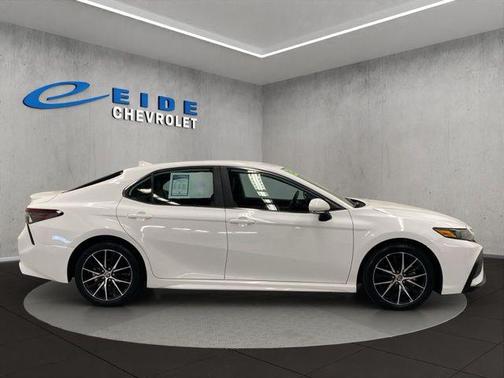 Ice Cap 2023 Toyota Camry SE