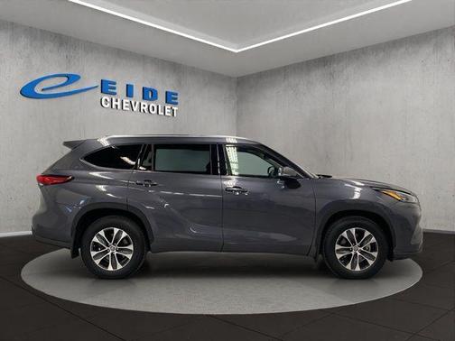 Magnetic Gray Metallic 2020 Toyota Highlander XLE
