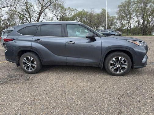 Magnetic Gray Metallic 2020 Toyota Highlander XLE