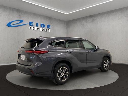 Magnetic Gray Metallic 2020 Toyota Highlander XLE