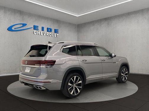 Silver Mist Metallic 2024 Volkswagen Atlas 2.0T SEL Premium R-Line 4MOTION