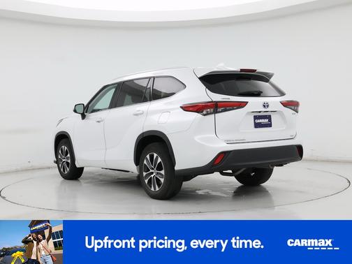 White 2022 Toyota Highlander Hybrid XLE