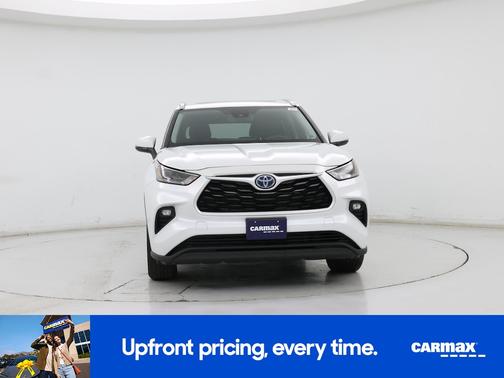 White 2022 Toyota Highlander Hybrid XLE