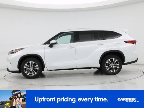 White 2022 Toyota Highlander Hybrid XLE