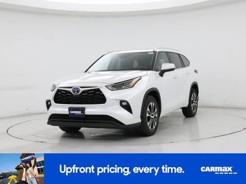 White 2022 Toyota Highlander Hybrid XLE