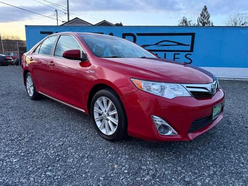Red 2014 Toyota Camry Hybrid XLE