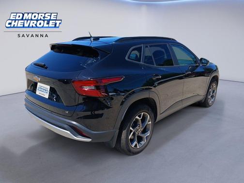 Mosaic Black Metallic 2025 Chevrolet Trax LT