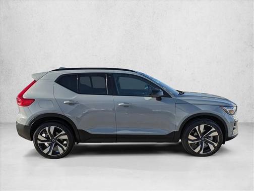 2025 Volvo XC40 B5 Plus Dark Theme
