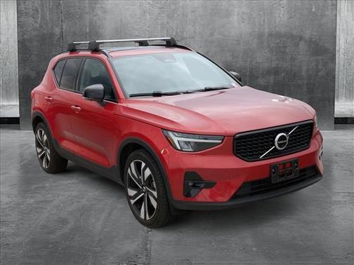 2023 Volvo XC40 B5 Plus Dark Theme