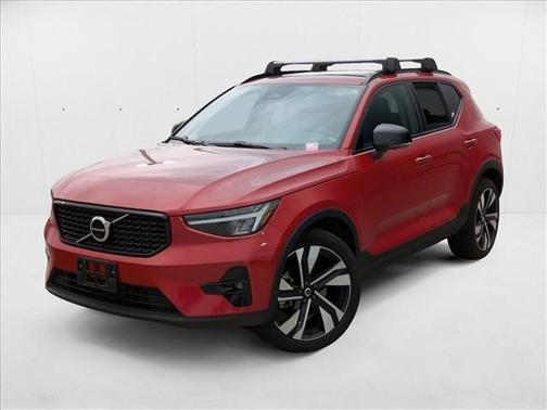 2023 Volvo XC40 B5 Plus Dark Theme