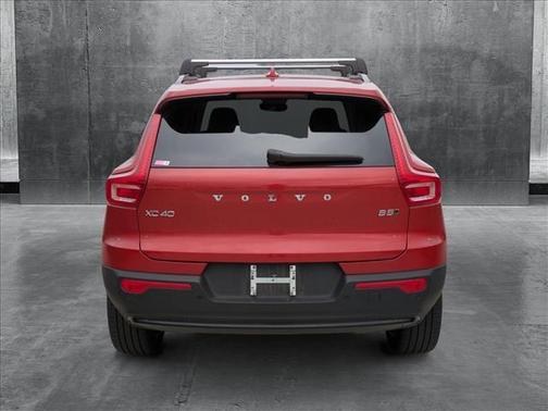 2023 Volvo XC40 B5 Plus Dark Theme