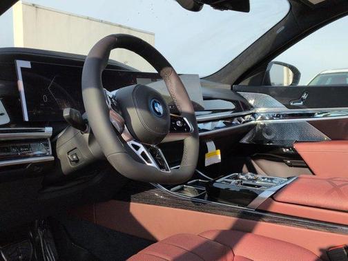 2026 BMW 750e xDrive