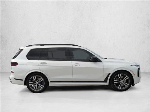 2025 BMW X7 M60i