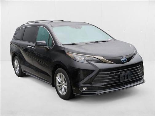 2022 Toyota Sienna XLE Woodland Edition
