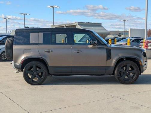 2024 Land Rover Defender P500 SE