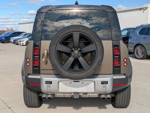 2024 Land Rover Defender P500 SE