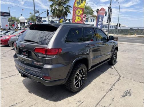 Granite Crystal Metallic Clearcoat 2018 Jeep Grand Cherokee Trailhawk