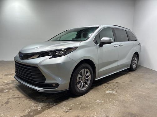 2025 Toyota Sienna XLE