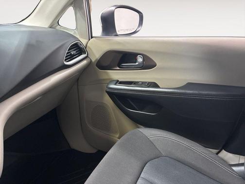 Bright White Clearcoat 2023 Chrysler Voyager LX