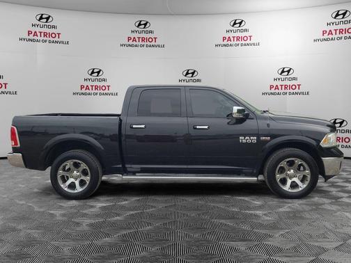 Brilliant Black Crystal Pearlcoat 2016 RAM 1500 Laramie
