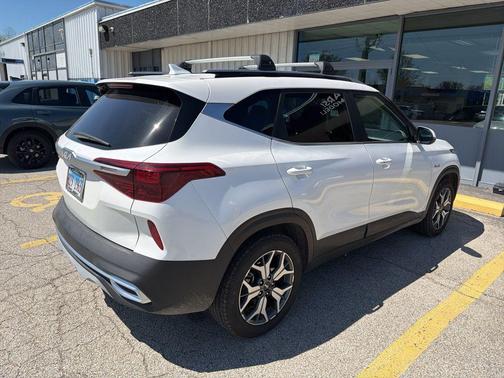 Snow White Pearl 2022 Kia Seltos EX