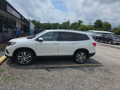 White Diamond Pearl 2018 Honda Pilot Touring