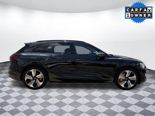 2022 Audi e-tron Premium Plus