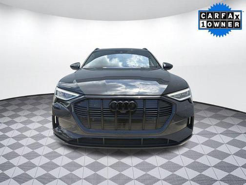 2022 Audi e-tron Premium Plus