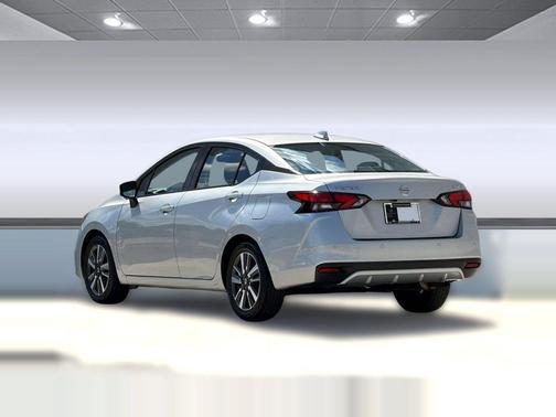Brilliant Silver Metallic 2021 Nissan Versa 1.6 SV