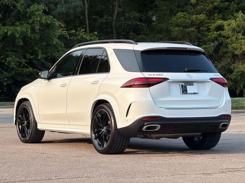 MANUFAKTUR Moonlight White Metallic 2026 Mercedes-Benz GLE 580 4MATIC