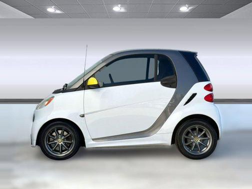 White 2014 smart ForTwo passion