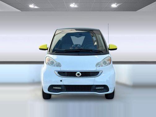 White 2014 smart ForTwo passion