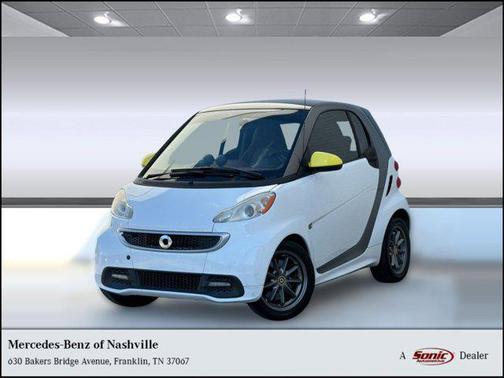 White 2014 smart ForTwo passion