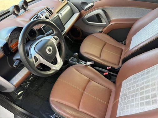 White 2014 smart ForTwo passion
