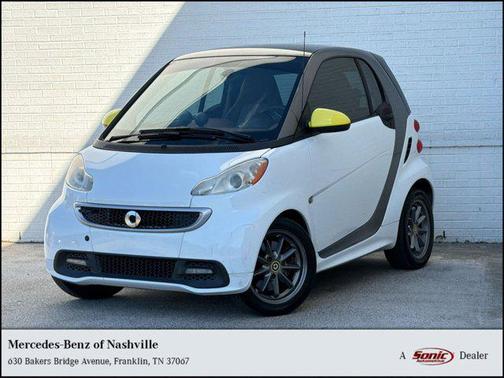 White 2014 smart ForTwo passion