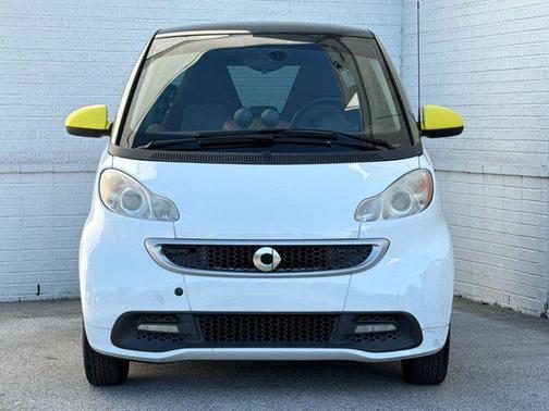 White 2014 smart ForTwo passion