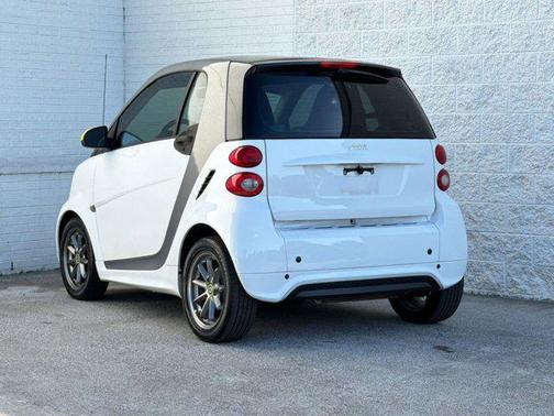 White 2014 smart ForTwo passion